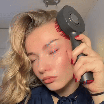 Masajeador capilar Lumine 4 en 1 con terapia de luz roja para el crecimiento del cabello y la salud del cuero cabelludo.